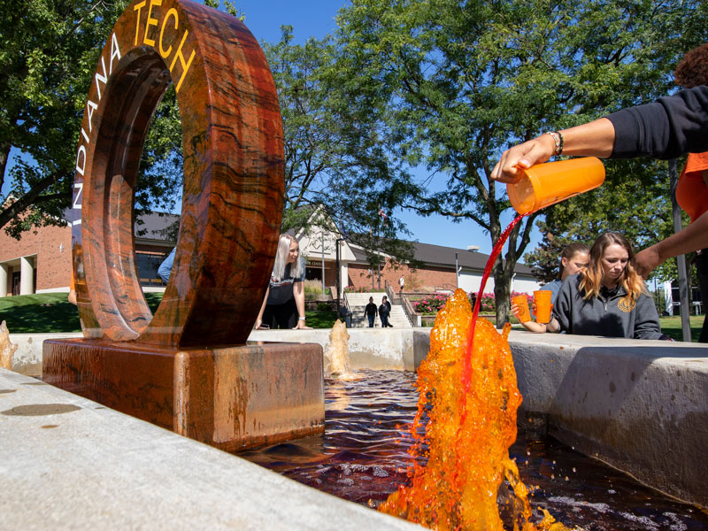 Dying the fountain orange